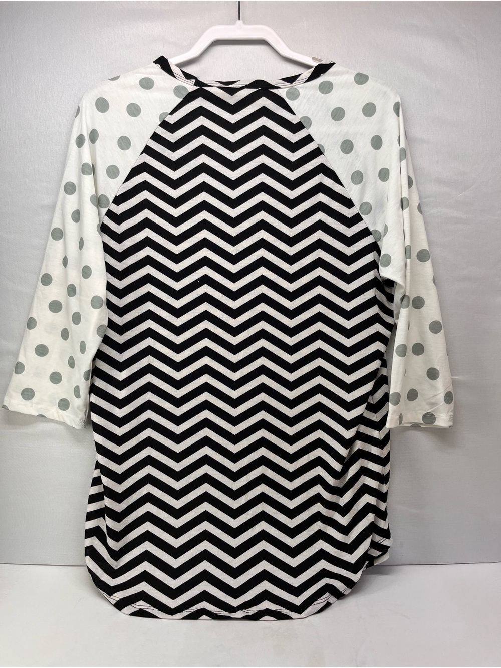 LuLaRoe Randy Black & White Chevron Raglan Tunic with Polka Dot Sleeves - Picture 3 of 6